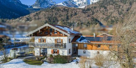 Rarität in malerischer Lage - Stilvolles Landhaus mit Gästebereich und traumhaftem Bergpanorama