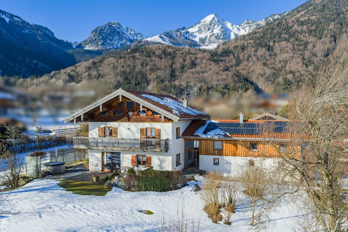 Landhaus vor Bergkulisse