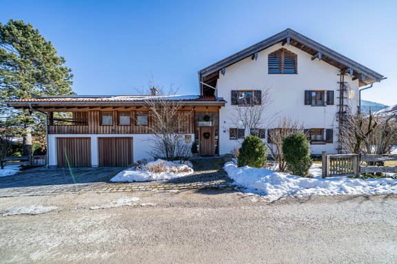 Eingang mit Doppelgarage