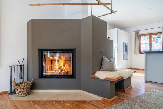 Kamin mit Sitzbank