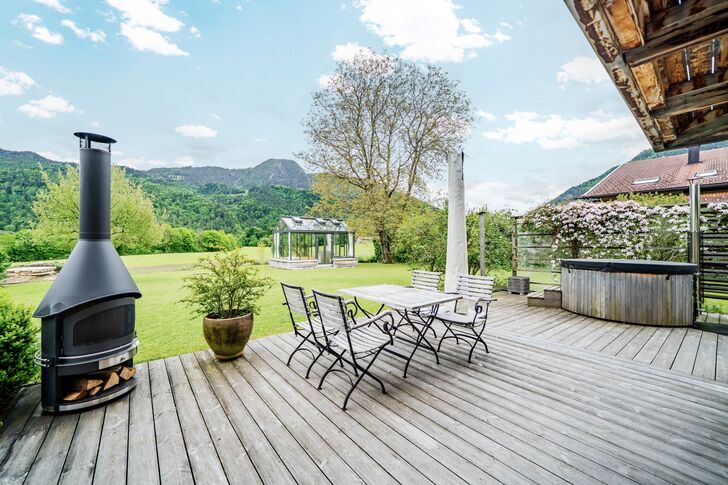 Holzterrasse mit Kamin und Whirlpool