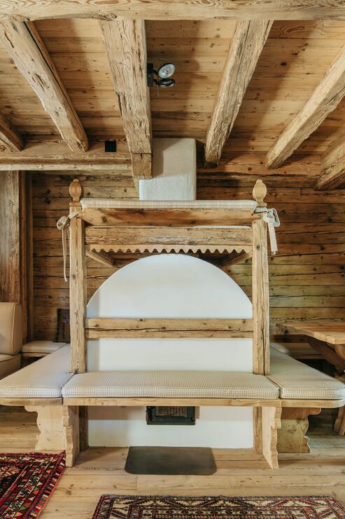 Traditionelle Wohnkultur mit handgefertigtem Kachelofen