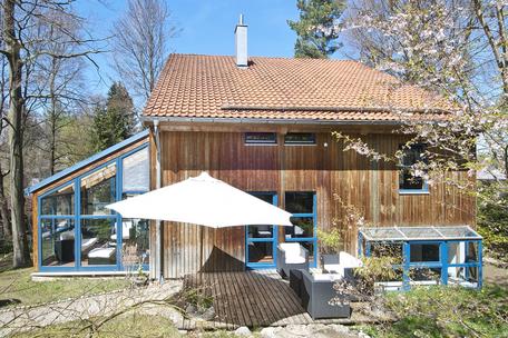 Transparente Haushälfte in moderner Architektur auf besonders schönem Grundstück