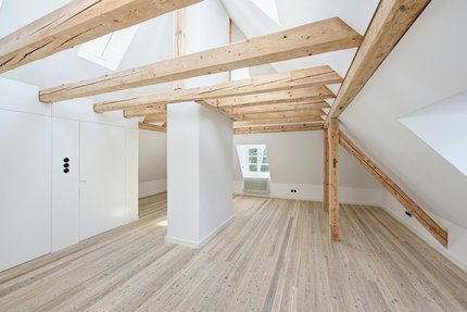 Studio mit Dachgebälk