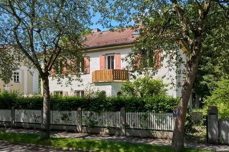 Traumhafte Lage für die Sanierung und Erweiterung einer historischen Villa