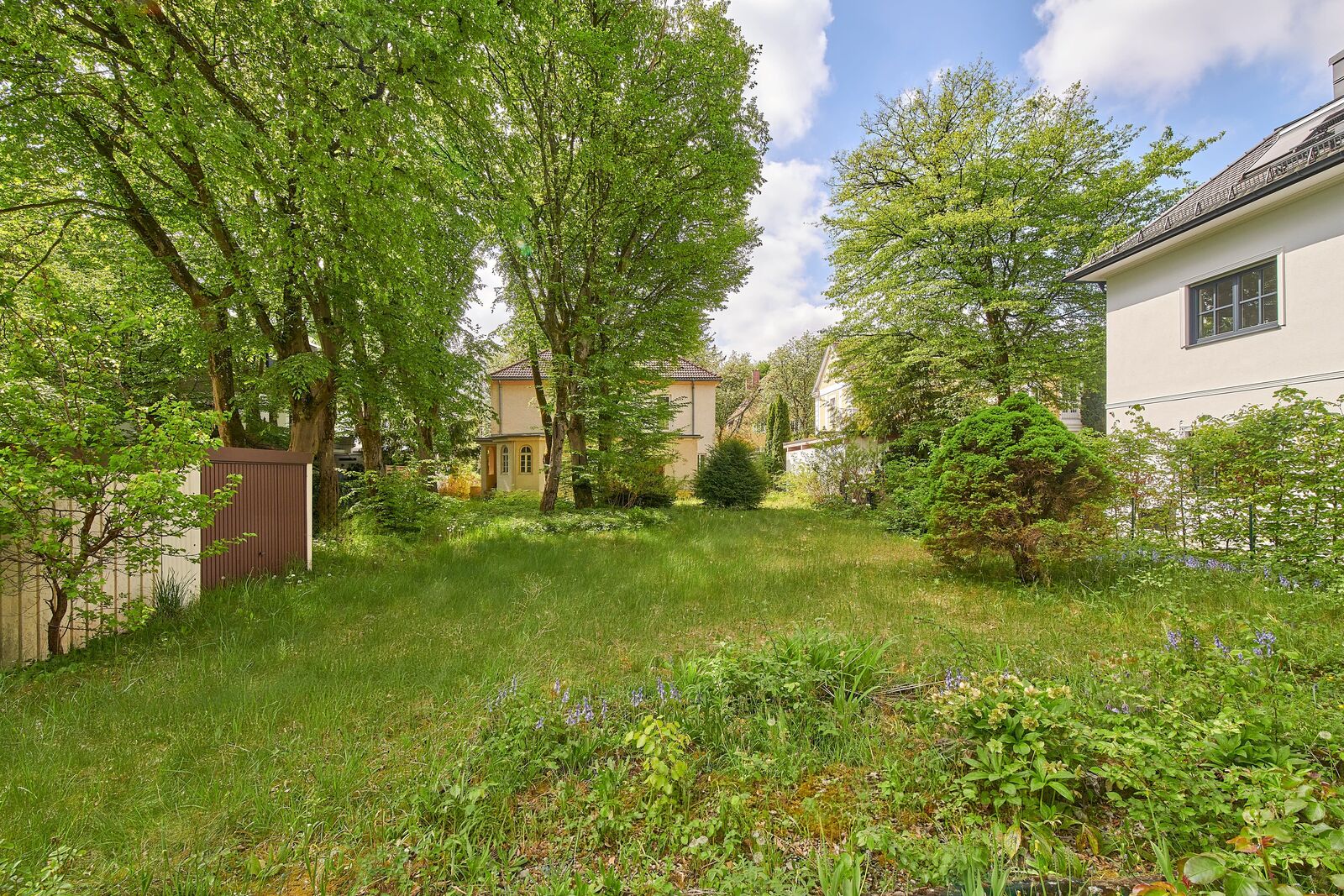 Spacious lot
