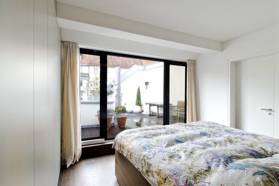Schlafzimmer mit Zugang zur Dachterrasse