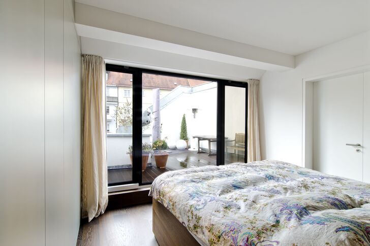 Schlafzimmer mit Zugang zur Dachterrasse