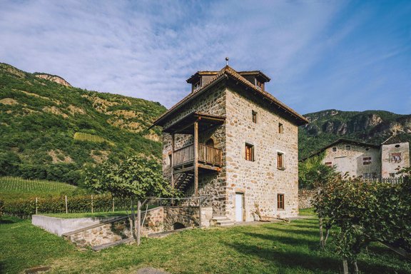 Historischer Turm mit Weingut
