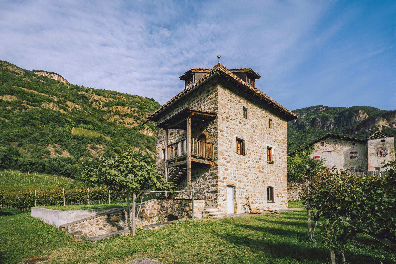 Historischer Turm mit Weingut