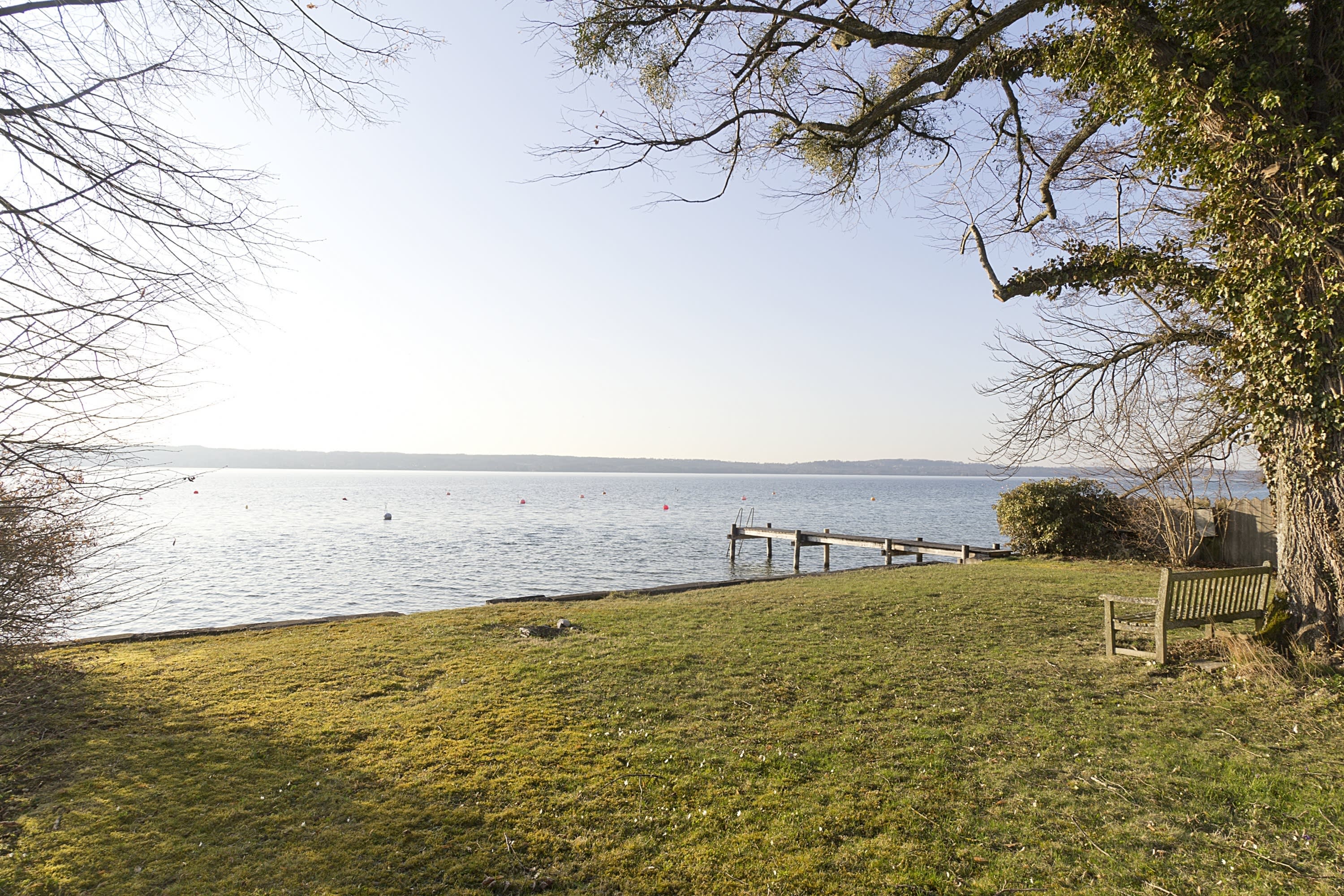 Traumhaftes Seeufergrundstück am Starnberger See mit Badesteg und