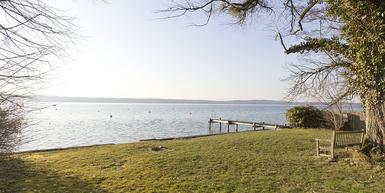 Traumhaftes Seeufergrundstück am Starnberger See mit Badesteg und Einfamilienhaus