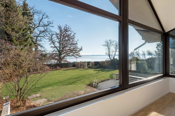 Weite Blicke auf den See und die Berge