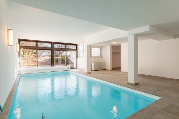 Innenpool mit Gartenzugang