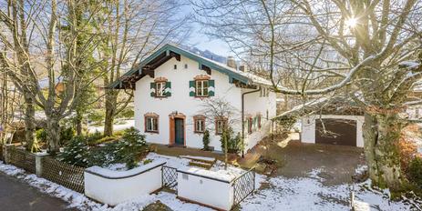 Traumlage zwischen Kampenwand und Chiemsee: Geräumiges Landhaus mit Gestaltungspotenzial