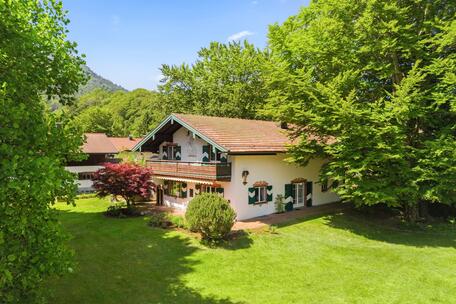 Traumlage zwischen Kampenwand und Chiemsee: Geräumiges Landhaus mit Gestaltungspotenzial
