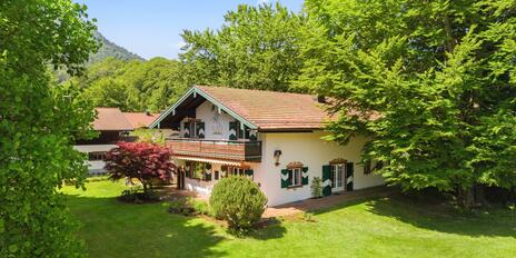 Dream location between Kampenwand and Chiemsee: Spacious country house with design potential