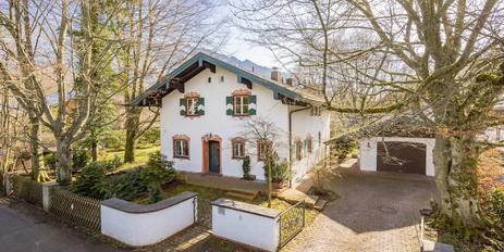 Dream location between Kampenwand and Chiemsee: Spacious country house with design potential