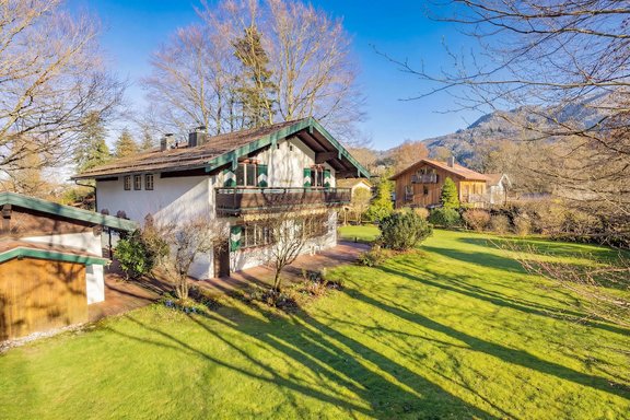 Unobstructed view of the mountains and castle