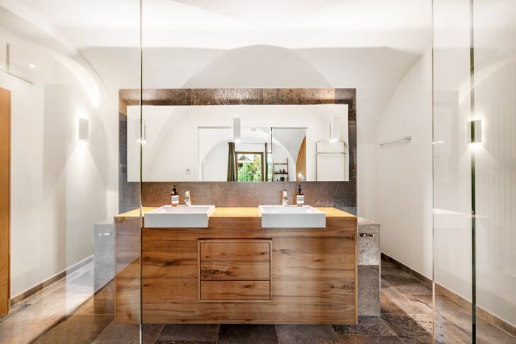 ...with an en suite bathroom