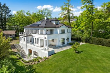 Objektvideo ansehen: Traumvilla von 2020 im englischen Landhaus-Stil mit Seeblick und Gästewohnung