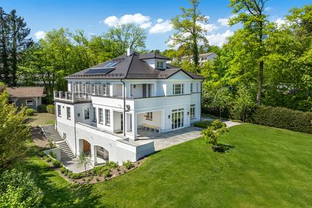 Traumvilla von 2020 im englischen Landhaus-Stil mit Seeblick und Gästewohnung