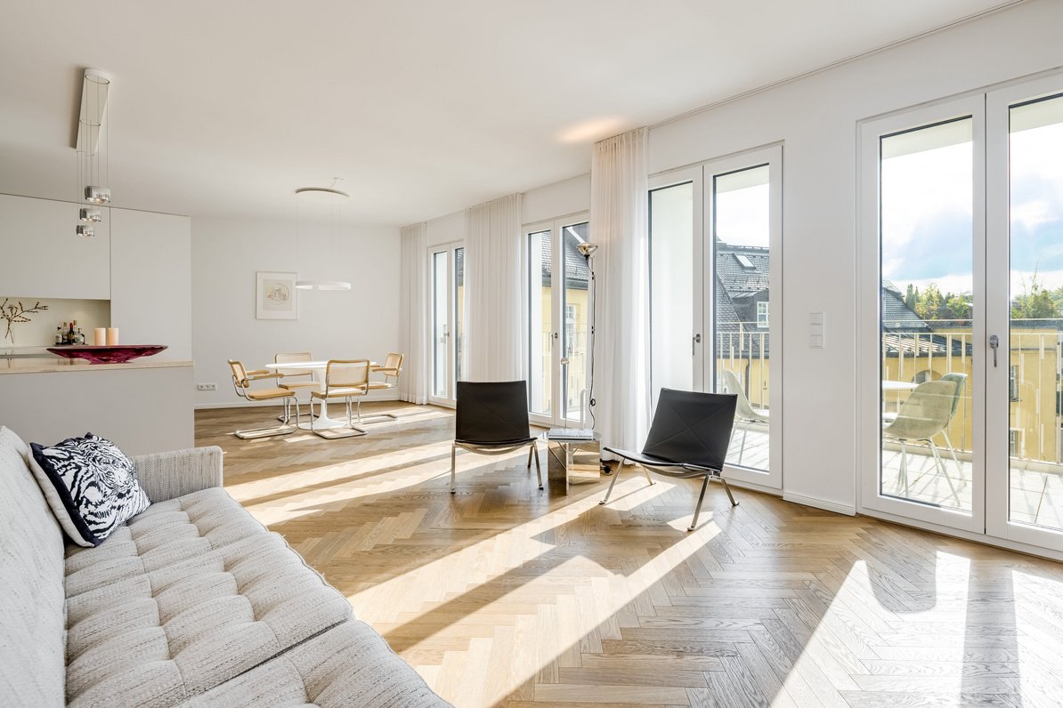 Offener Living-Bereich mit Balkon