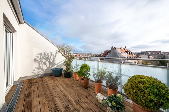 Große sonnige Terrasse