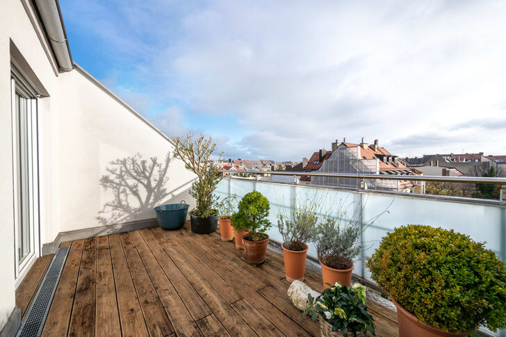 Große sonnige Terrasse