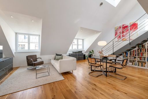 Objektvideo ansehen: Über den Dächern: Ruhige 4,5 Zimmer-Galerie-Wohnung mit Terrasse und herrlicher Aussicht