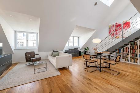 Über den Dächern: Ruhige 4,5 Zimmer-Galerie-Wohnung mit Terrasse und herrlicher Aussicht