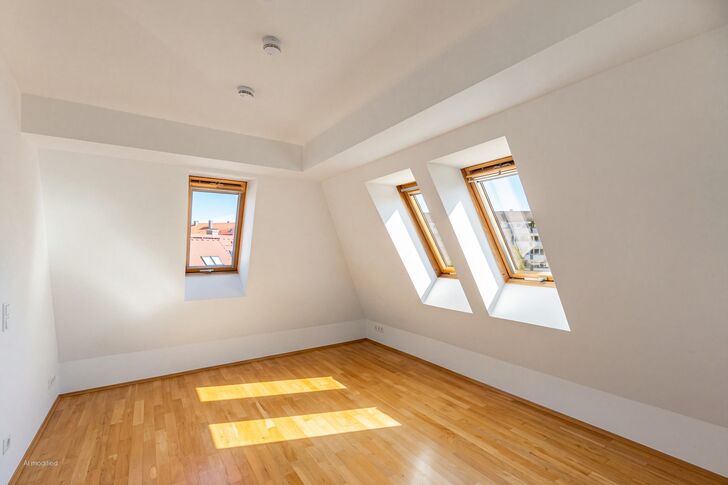Helles Zimmer mit Dachfenstern