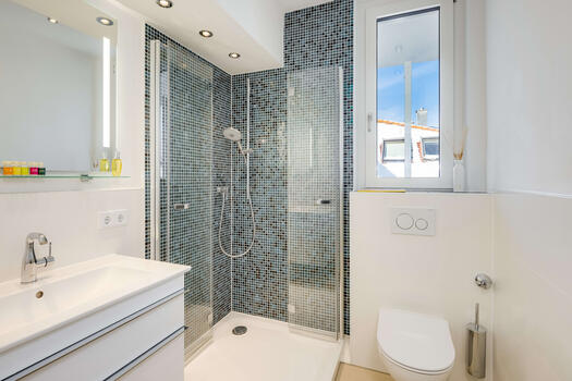 Shower room with mosaic