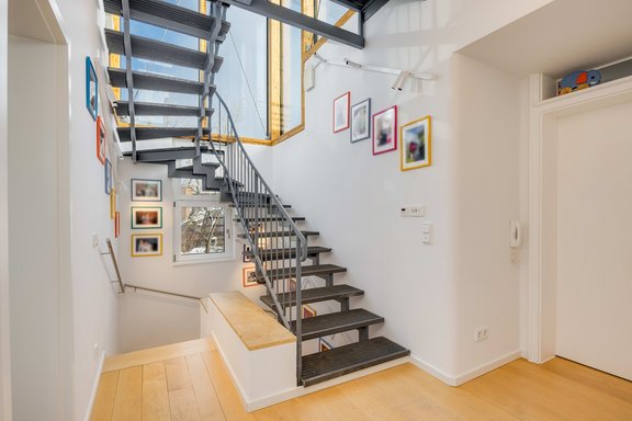 Vollverglaster Aufgang