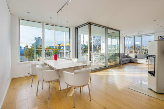 Spacious living/dining area