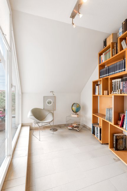 Bibliothek mit Leseplatz