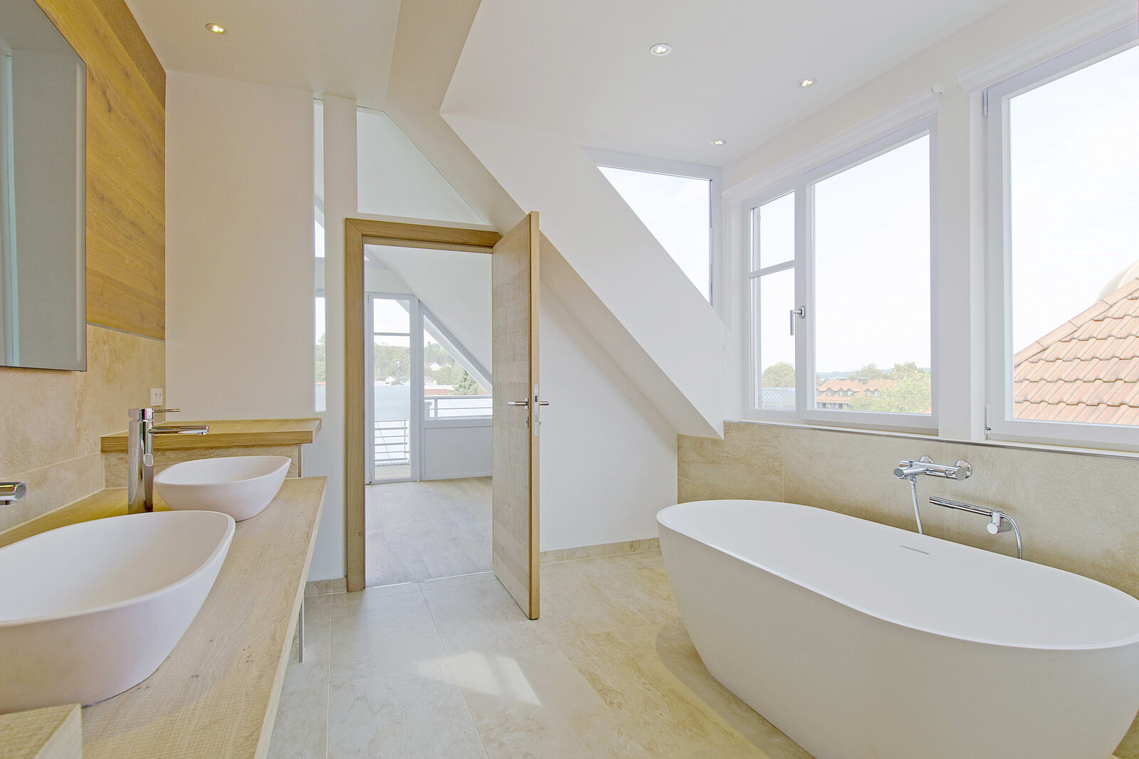 Masterbad en suite mit freistehender Badewanne