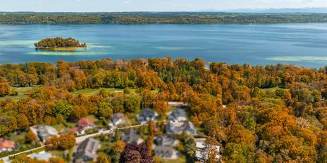Unverbaubare, naturnahe Lage in Seenähe: Großzügige Familienvilla mit Indoor-Pool
