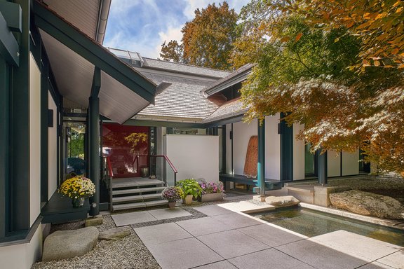 Hauseingang mit Zen-Atmosphäre