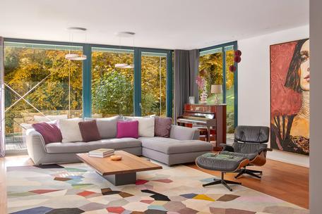 Unobstructed, natural location near the lake: spacious family villa with indoor pool