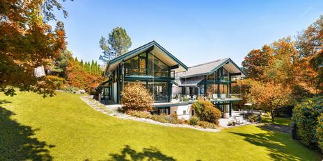 Unverbaubare, naturnahe Lage in Seenähe: Großzügige Familienvilla mit Indoor-Pool