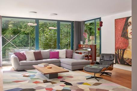 Unverbaubare, naturnahe Lage in Seenähe: Großzügige Familienvilla mit Indoor-Pool