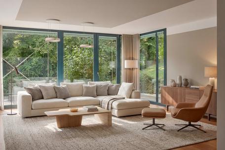 Unverbaubare, naturnahe Lage in Seenähe: Großzügige Familienvilla mit Indoor-Pool