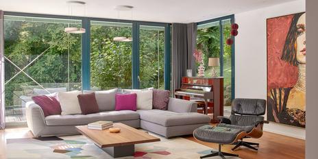 Unverbaubare, naturnahe Lage in Seenähe: Großzügige Familienvilla mit Indoor-Pool