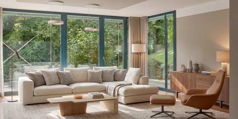 Unverbaubare, naturnahe Lage in Seenähe: Großzügige Familienvilla mit Indoor-Pool