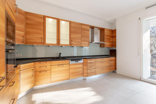 Fitted kitchen with access to the balcony