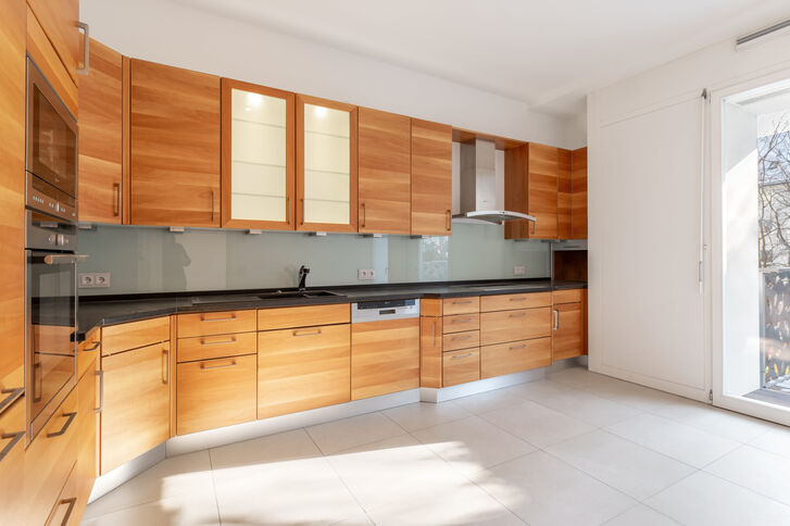Einbauküche mit Zugang zum Balkon