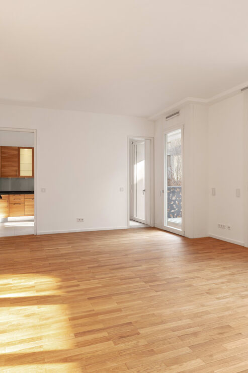 Der Essbereich bietet Zugang zum Balkon und zur Küche