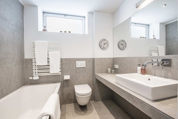 Helles Kinder-/Gästebad