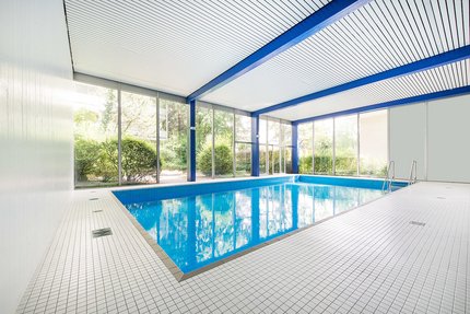 Lichtdurchflutete Schwimmhalle